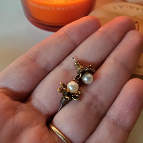 Vintage Floral Gold Tone Faux Pearl Classic Small Stud Earrings - Picture 8 of 9